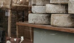 Foto 1 - Aparador formatgeria (Neon Joi - Pexels)